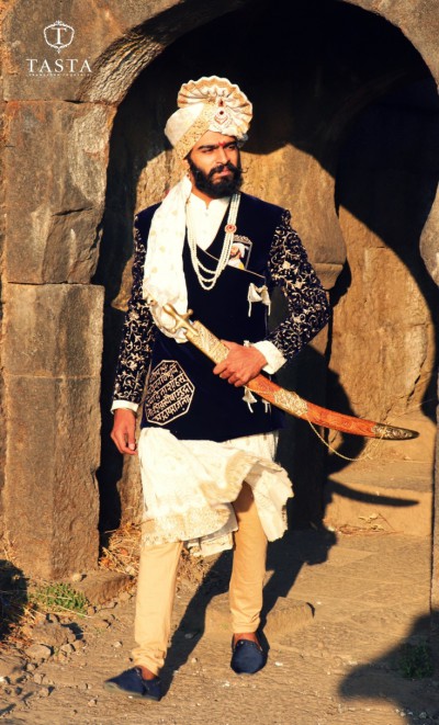 छत्रपती शिवाजी महाराजांचा पोशाख आता लंडनमध्ये; राजेशाही लग्नासाठी शिवाजी महाराज पोशाख शिवजातस्य सज्ज