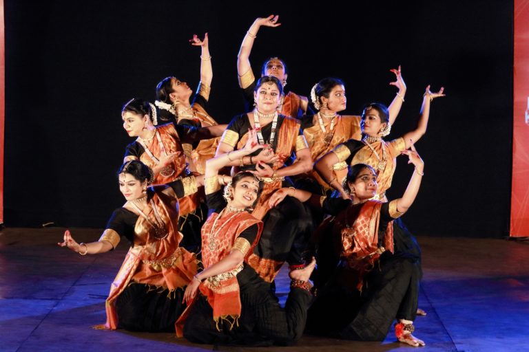 जागतिक नृत्य दिनानिमित्त शहरातील तब्बल २७ नृत्य संस्थांची एकत्रित नृत्यप्रस्तुती